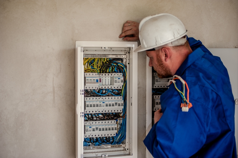 electricite-DALUIS-min_electrician-2755683